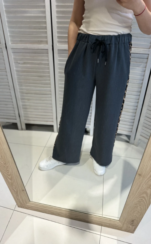 Pantalon large avec poches et bande léopard