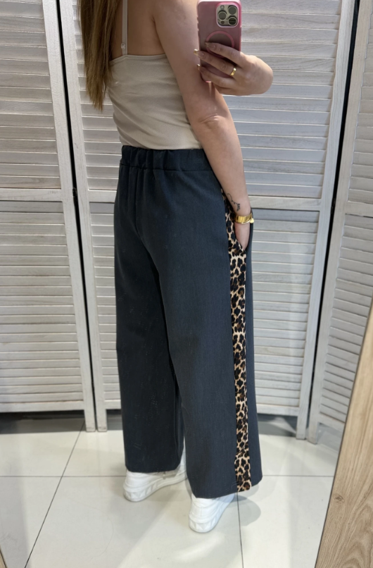 Pantalon large avec poches et bande léopard
