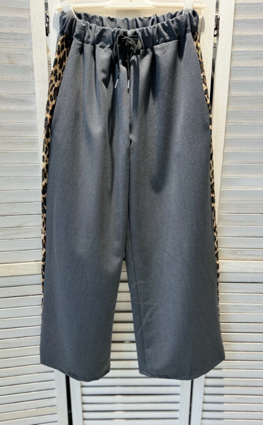 Pantalon large avec poches et bande léopard