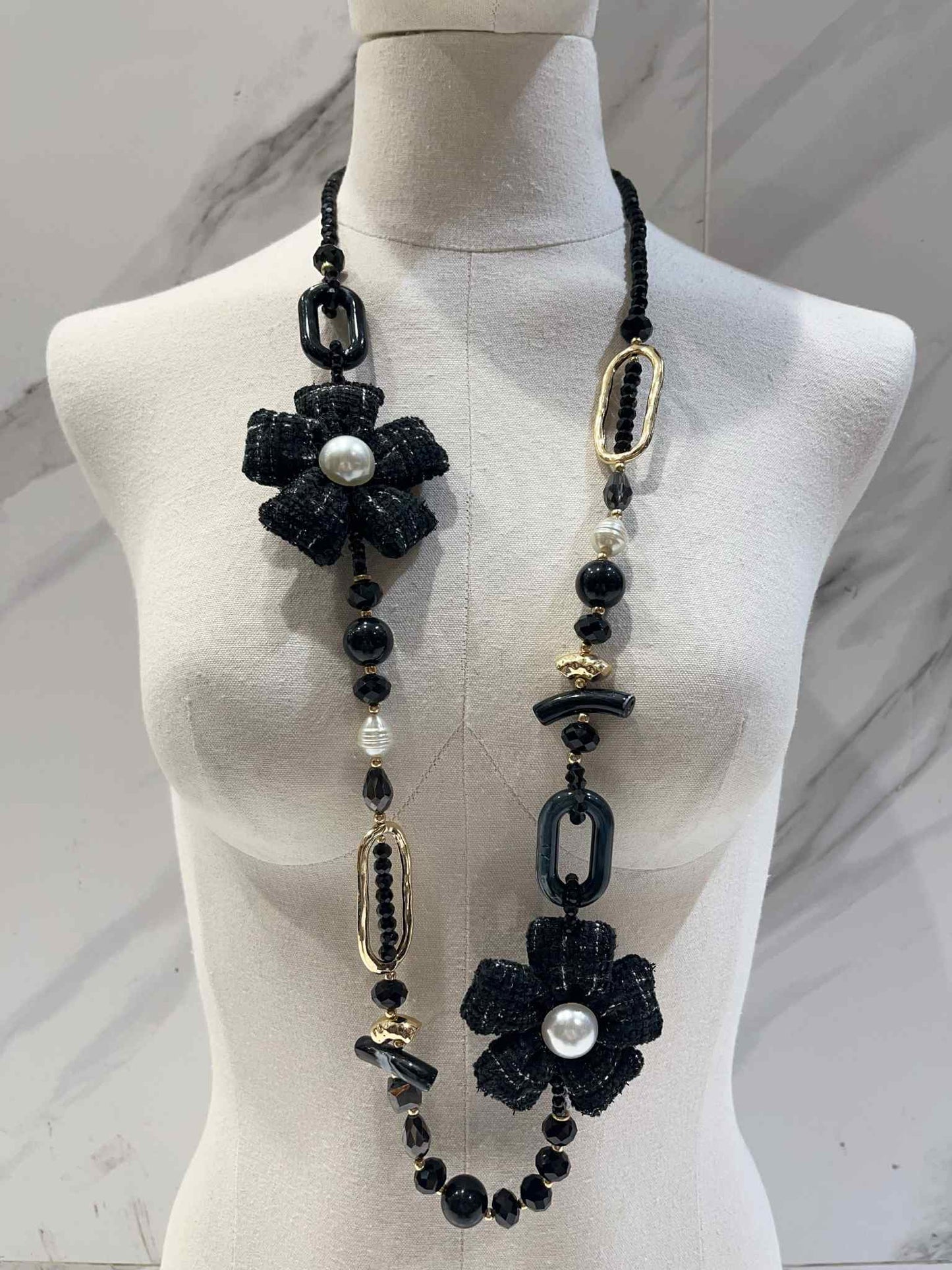 Collier sautoir à fleurs imprimé noir